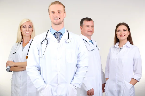 Trabajadores médicos sobre fondo gris — Foto de Stock