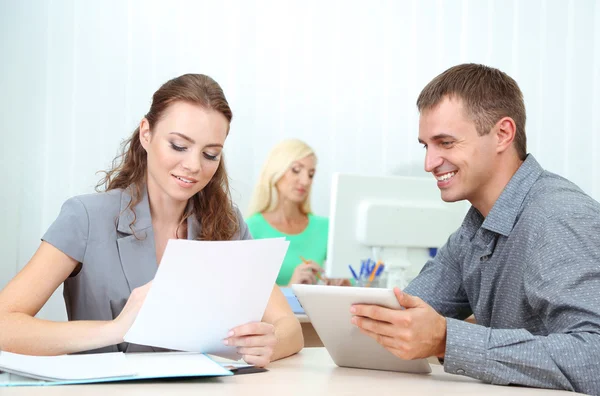 Kantoorpersoneel op het werk — Stockfoto