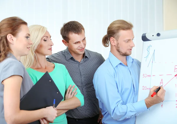 Verksamhet team arbetar på kontor nära whiteboard — Stockfoto