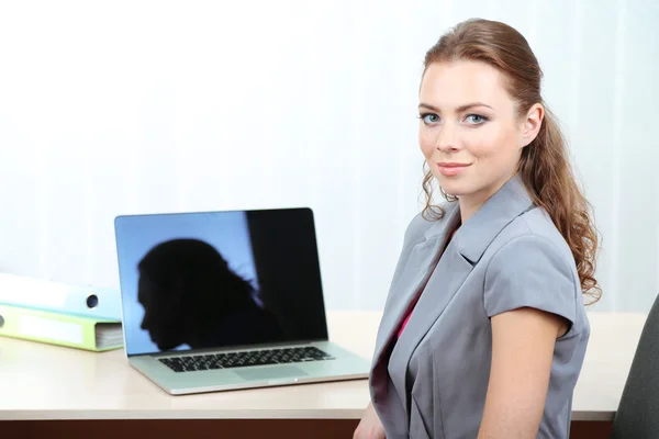 Vrouw in kantoor op de werkplek — Stockfoto