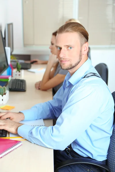 Uomini d'affari sul posto di lavoro — Foto Stock