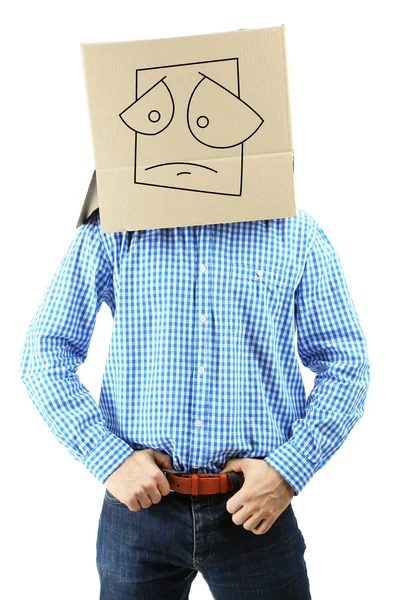 Homme avec boîte en carton sur la tête isolé sur blanc — Photo