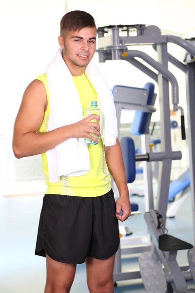 Mann im Fitnessstudio — Stockfoto