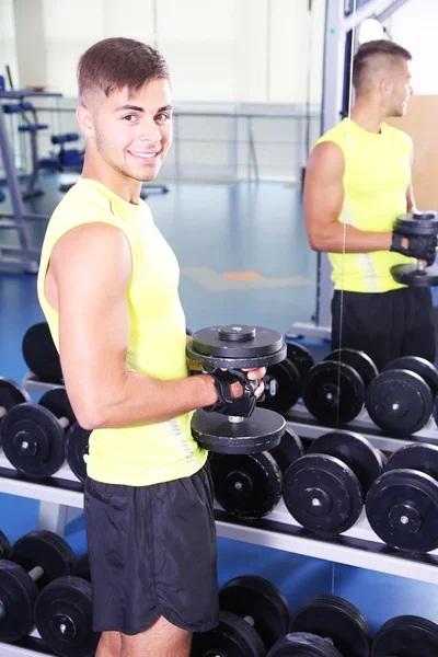 Killen med hantlar i gym — Stockfoto