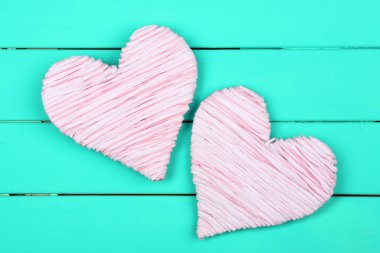 Ahşap arka planda dekoratif kalp