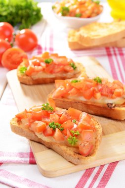 Kesme tahtasında domatesli lezzetli bruschetta.
