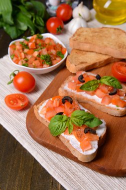 Kesme tahtasında domatesli lezzetli bruschetta.