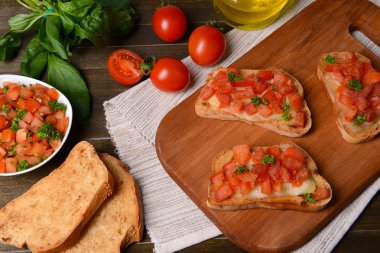 Kesme tahtasında domatesli lezzetli bruschetta.