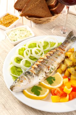 Nefis ızgara balık plaka üzerinde tablo yakın çekim