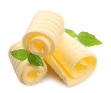 taze tereyağı üzerine beyaz izole Fesleğenli bukleler