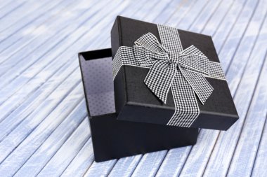 ahşap arka plan üzerine açık hediye kutusu