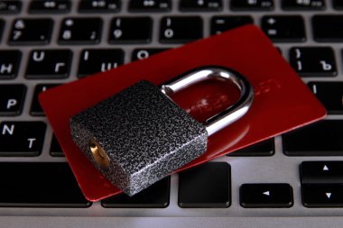 kredi kartı ve kilit klavye üzerinde kapat