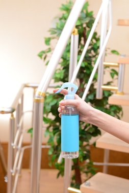 toz boya spreyi el yakın çekim