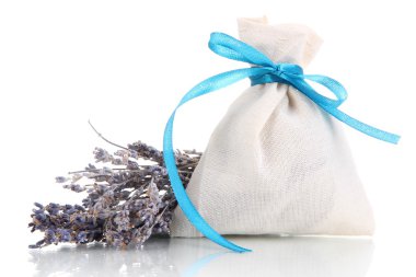 Tekstil poşet çantası ile üzerine beyaz izole kurutulmuş lavanta çiçekleri
