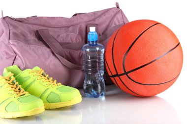 spor çantası ile üzerine beyaz izole spor malzemeleri