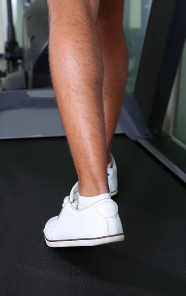 Hommes jambe sur tapis roulant dans la salle de gym — Photo