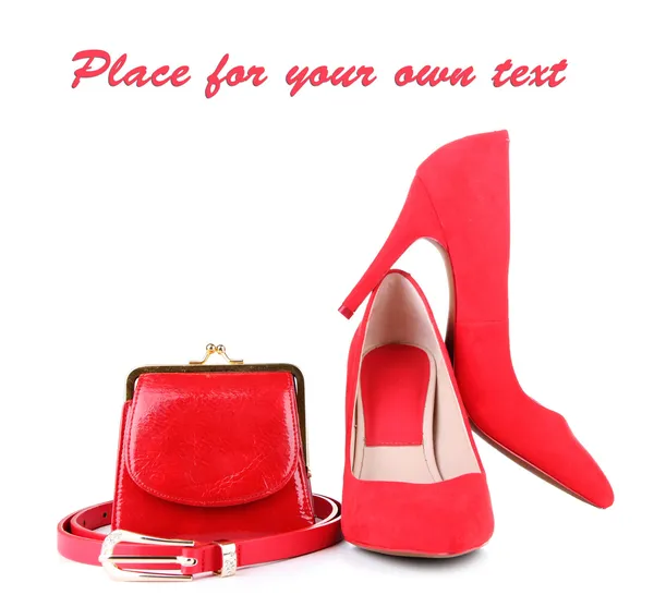 Vackra röda kvinnligt skor, handväska och bälte, isolerad på vit — Stockfoto