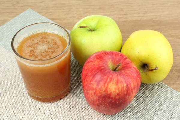 Succo fresco sano di mele vicino — Foto Stock