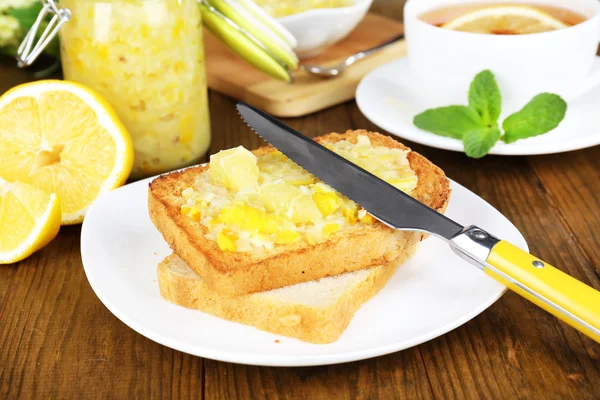 Délicieux toasts avec confiture de citron sur assiette sur table close-up — Photo