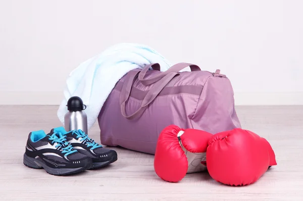 Saco de esportes com equipamentos esportivos no ginásio — Fotografia de Stock