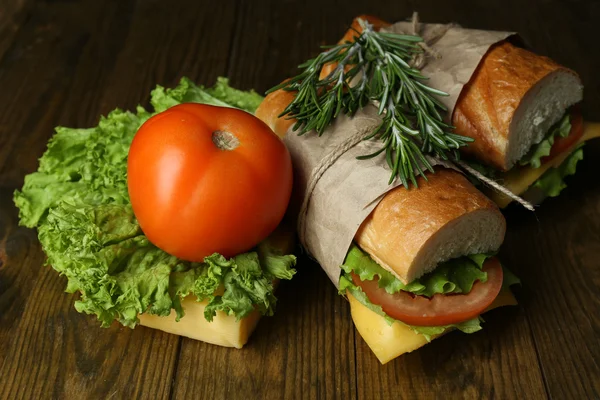 Sanduíche fresco e saboroso de perto — Fotografia de Stock