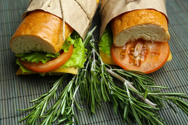 新鲜和美味的三明治，竹背景 — 图库照片