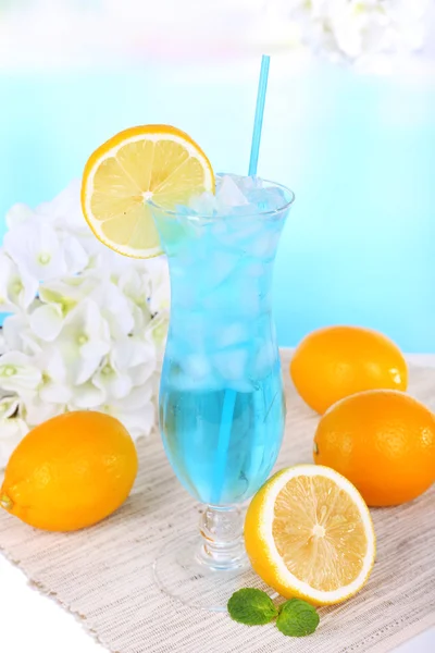 Glas cocktail op tafel op lichte blauwe achtergrond — Stockfoto