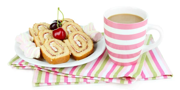 Tasse Tee und Süßigkeiten isoliert auf weiß — Stockfoto