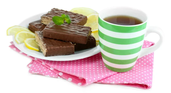 Taza de té y dulces aislados en blanco —  Fotos de Stock