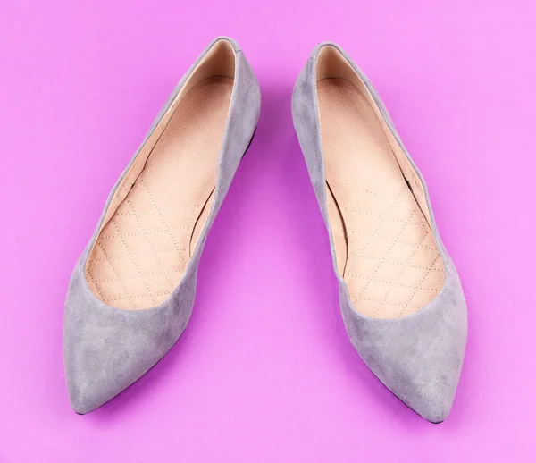 Piękne, szare buty kobiece, na fioletowym tle — Zdjęcie stockowe
