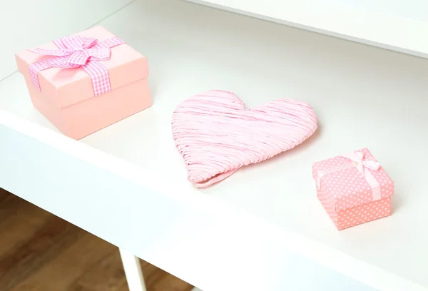 Cajas de regalo y corazón en el cajón de escritorio abierto de cerca — Foto de Stock