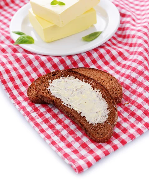 Кусочек ржаного хлеба с маслом, изолированный на белом — стоковое фото