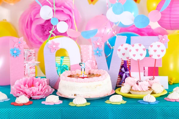 Fiestas de mesa para el cumpleaños en decoraciones de celebración —  Fotos de Stock