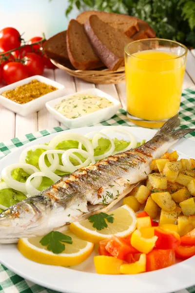 테이블 클로즈업에 접시에 맛 있는 생선 구이 — 스톡 사진