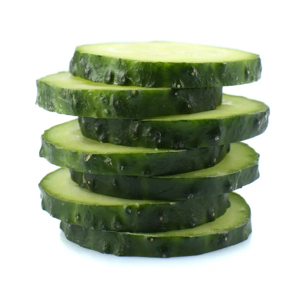 Gesneden verse komkommer, geïsoleerd op wit — Stockfoto