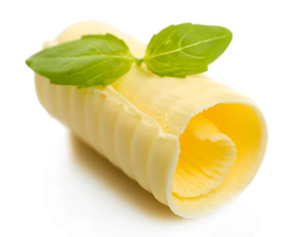 Locke frischer Butter mit Basilikum, isoliert auf weiß — Stockfoto