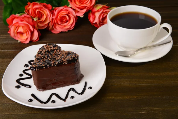 Süße Torte mit Schokolade auf dem Teller in Großaufnahme — Stockfoto