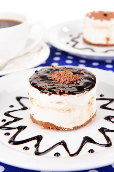 Süße Kuchen mit Schokolade auf dem Teller in Großaufnahme — Stockfoto