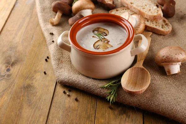 Sopa de champiñones en olla, sobre fondo de madera —  Fotos de Stock