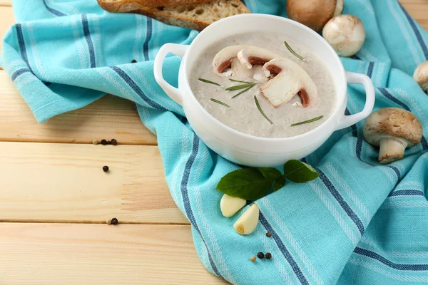 Pilzsuppe im Topf, auf Serviette, auf Holzgrund — Stockfoto