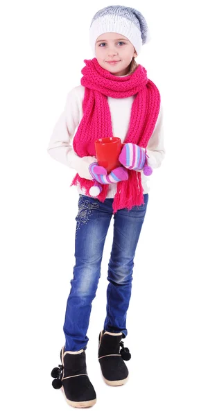 Hermosa niña sosteniendo taza roja aislada en blanco — Foto de Stock