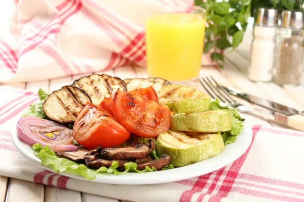 Deliciosas verduras a la parrilla en el plato en primer plano de la mesa — Foto de Stock