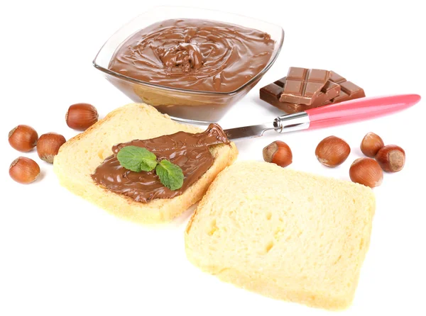 Roti dengan coklat manis hazelnut menyebar terisolasi di atas putih — Stok Foto