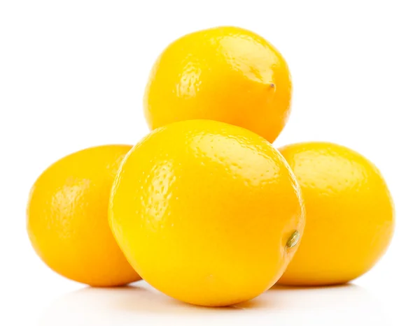 Спелые лимоны, изолированные на белом — стоковое фото