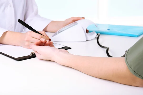 Medición de la presión del paciente en el primer plano del hospital — Foto de Stock