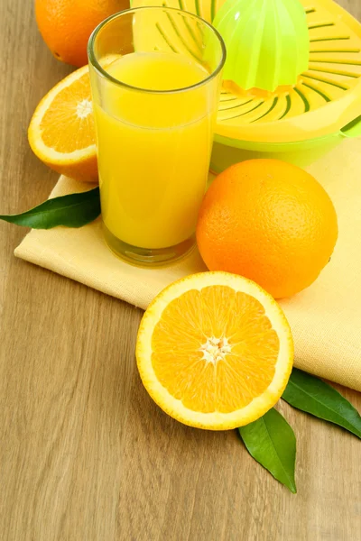Цитрусовый пресс и апельсины на столе крупным планом — стоковое фото
