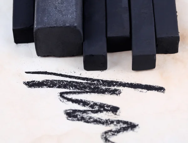 Zwarte kooltjes puttend uit paper — Stockfoto