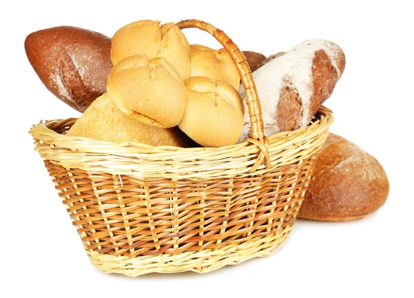 Composition avec pain et rouleaux dans un panier en osier isolé sur blanc — Photo