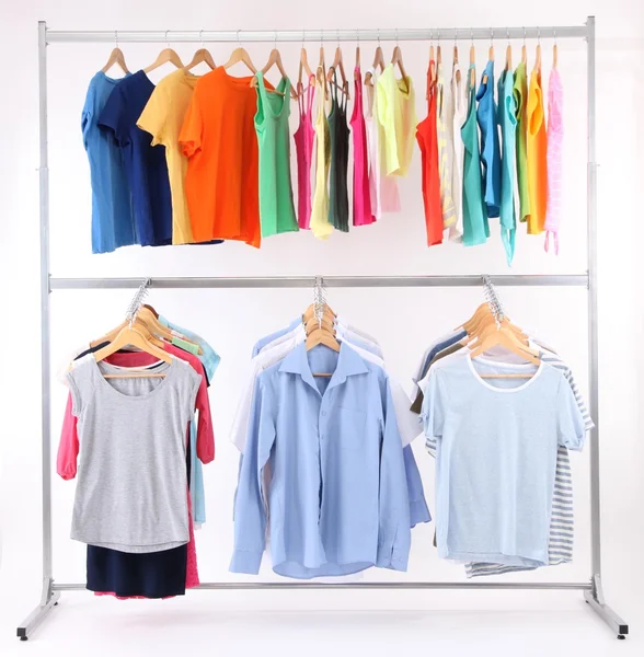 Verschillende kleding op hangers, op grijze achtergrond — Stockfoto