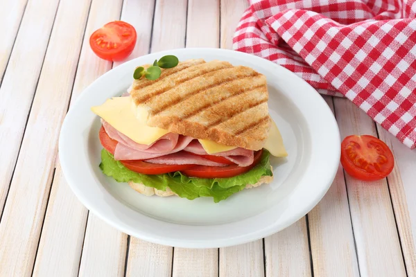 Leckeres Sandwich mit Schinken auf Holztisch — Stockfoto